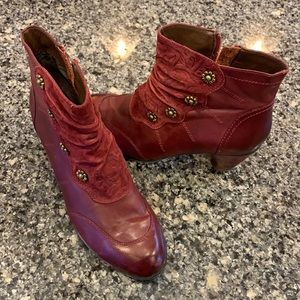 L’Artiste Burgundy Bootie